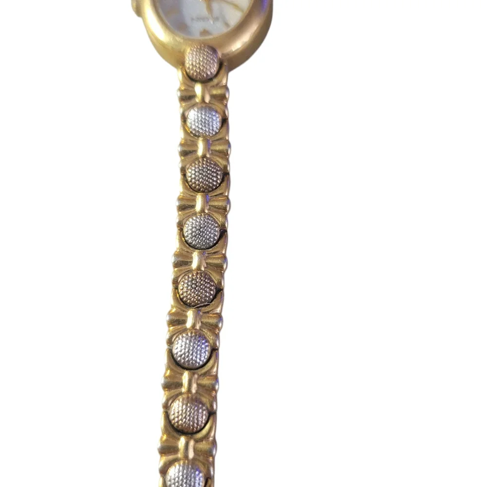 Elgin Ladies  Designer Watch Gold Tone 6 1/2 inches long‎ bracelet new battery